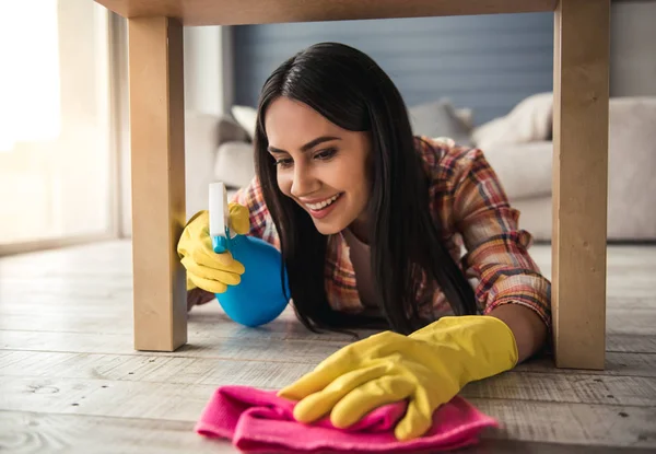 Hermosa casa de limpieza mujer —  Fotos de Stock