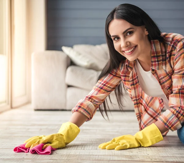 Schöne Frau putzt Haus — Stockfoto