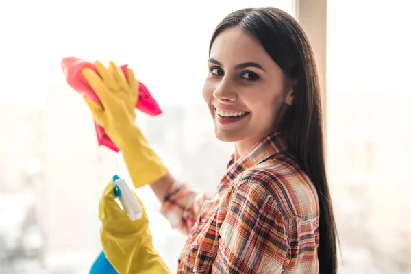 Piękna kobieta sprzątanie domów — Zdjęcie stockowe