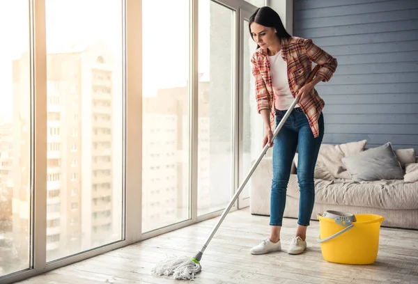 Hermosa casa de limpieza mujer —  Fotos de Stock