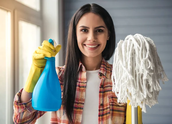 Hermosa casa de limpieza mujer —  Fotos de Stock