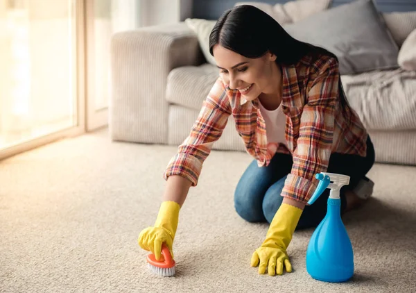 Belle femme nettoyage maison — Photo