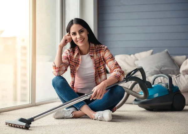 Hermosa casa de limpieza mujer —  Fotos de Stock