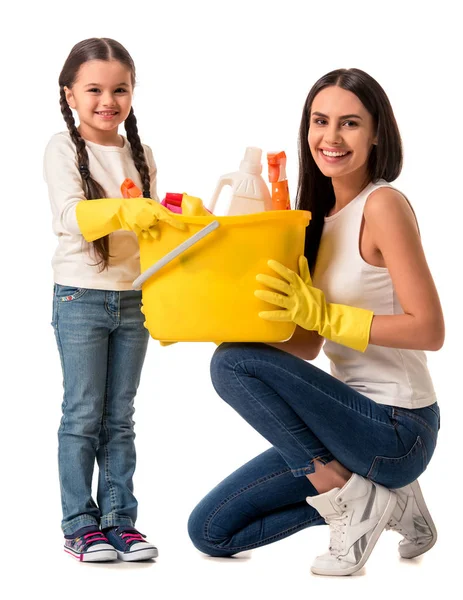 Schöne Hausfrau und ihre Tochter — Stockfoto