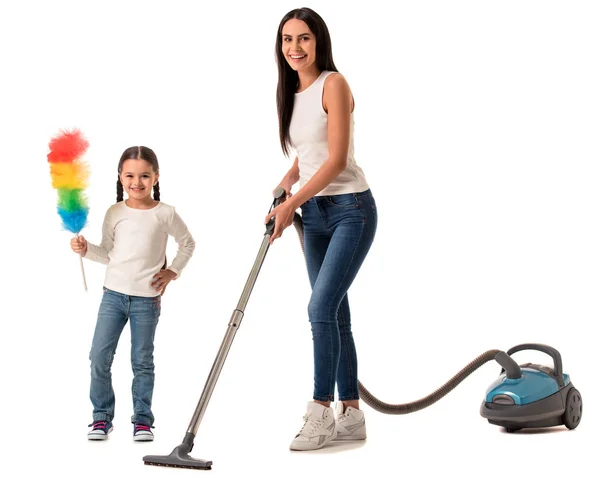 Красивая домохозяйка и ее дочь — стоковое фото