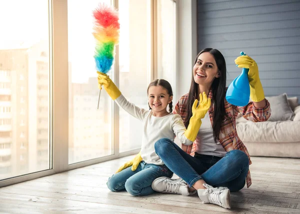 Mutter und Tochter putzen Haus — Stockfoto