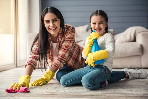 Mutter und Tochter putzen Haus — Stockfoto