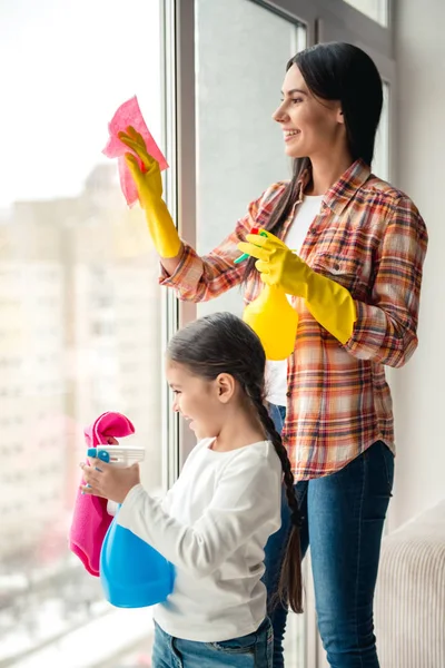 Mutter und Tochter putzen Haus — Stockfoto