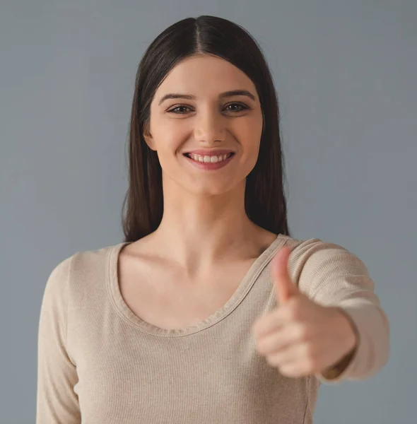 Atractiva joven mujer — Foto de Stock