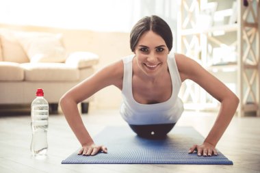 Kadın evde çalışıyor.