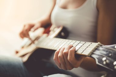 güzel kadın gitar çalmak
