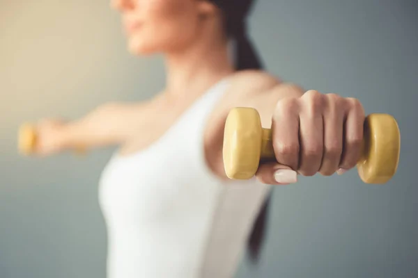 Mujer haciendo ejercicio — Foto de Stock