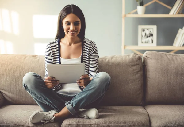 Hermosa mujer con gadget — Foto de Stock