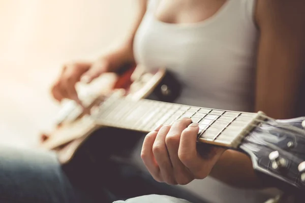 Красивая женщина играет на гитаре — стоковое фото
