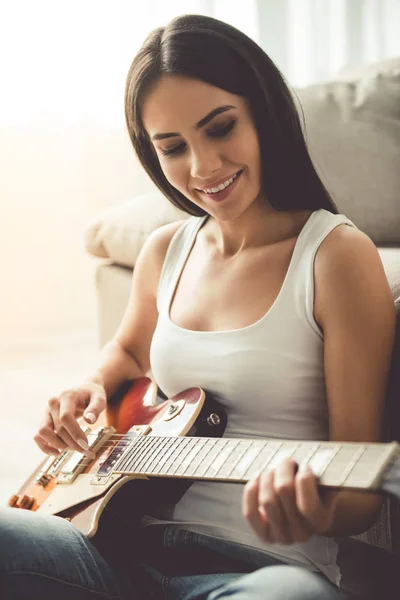 Vacker kvinna spela gitarr — Stockfoto