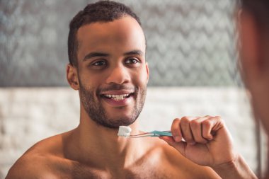 Afro Amerikan adam banyoda