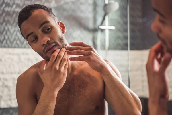 Афро-американських людина у ванній кімнаті — стокове фото