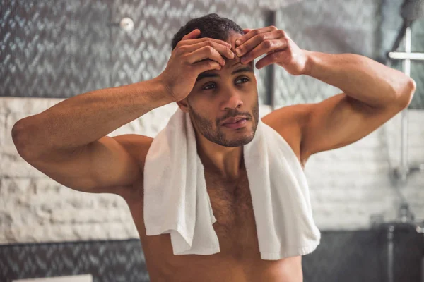 Afro hombre americano en baño —  Fotos de Stock