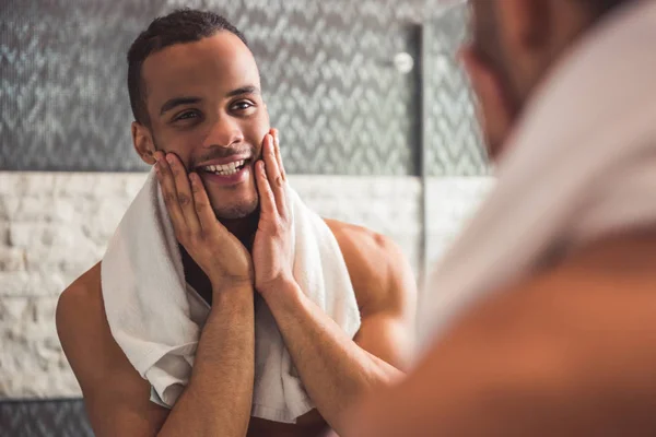 Afro hombre americano en baño — Foto de Stock