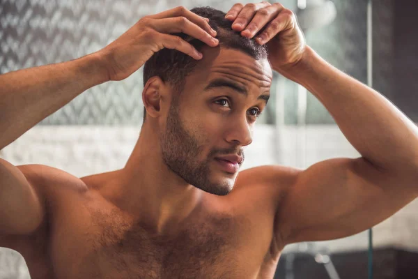 Afro-amerikai férfi-fürdőszobában — Stock Fotó