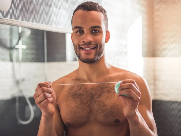 Afro-Amerikaanse man in badkamer — Stockfoto