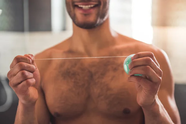 Afro American homme dans la salle de bain — Photo