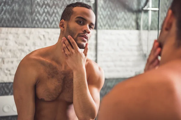 Afro hombre americano en baño — Foto de Stock