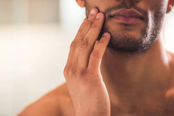 Afro hombre americano en baño —  Fotos de Stock