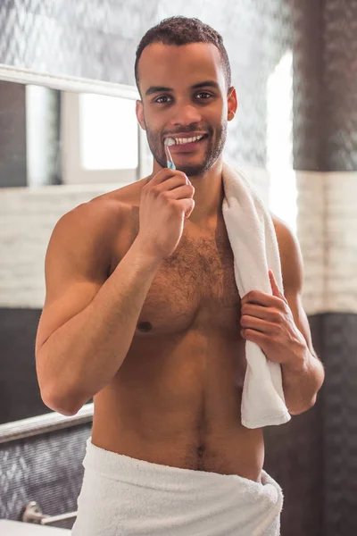 Afro hombre americano en baño —  Fotos de Stock