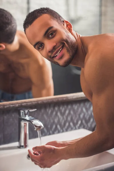 Afro americano uomo in bagno — Foto Stock