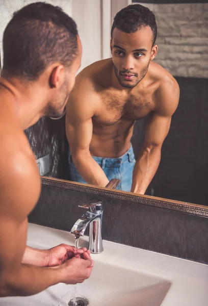 Afro-americano homem no banheiro — Fotografia de Stock