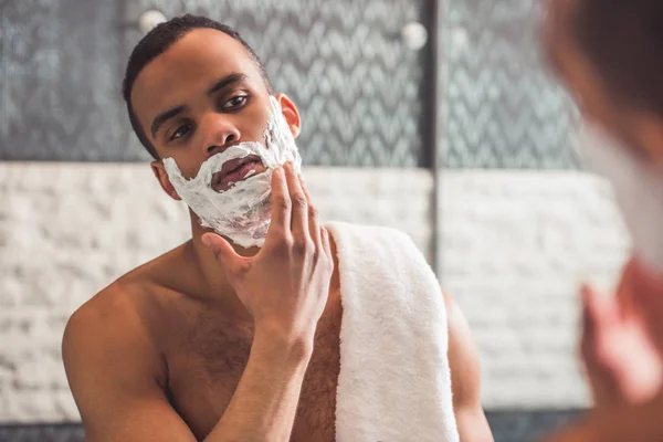 Afro-Amerikaanse man in badkamer — Stockfoto