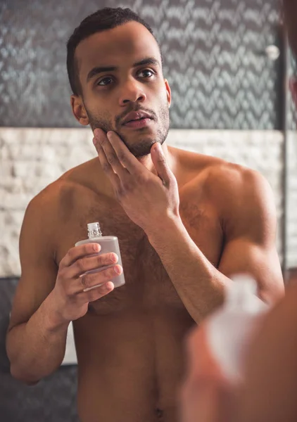 Afro-Amerikaanse man in badkamer — Stockfoto