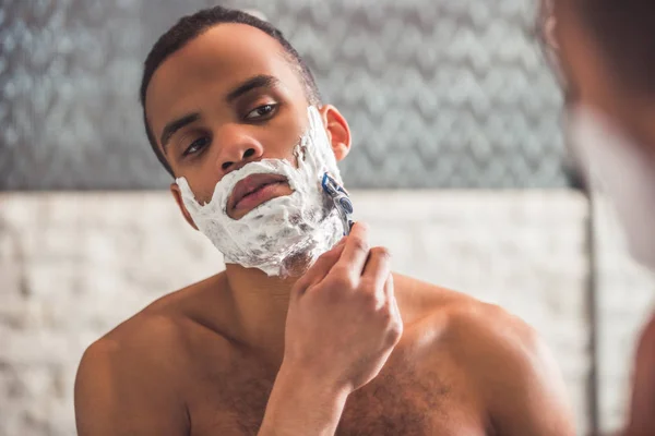 Afro-Amerikaanse man in badkamer — Stockfoto