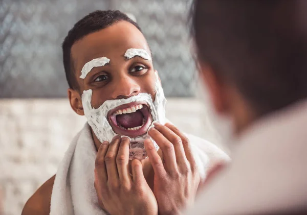 Afro-Amerikaanse man in badkamer — Stockfoto