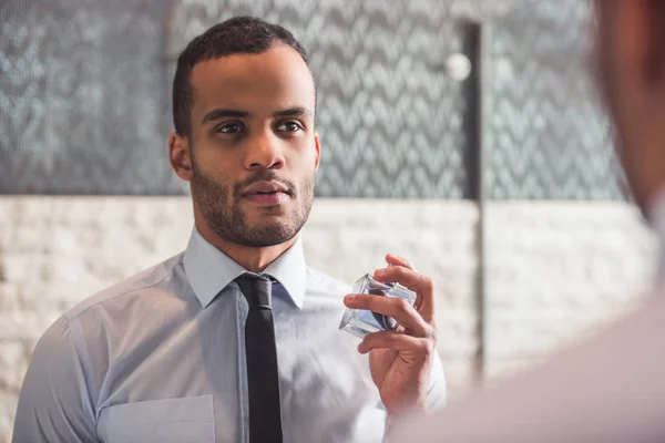 Afro hombre americano en baño — Foto de Stock