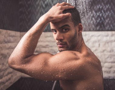 Afro Amerikalı adam alarak duş