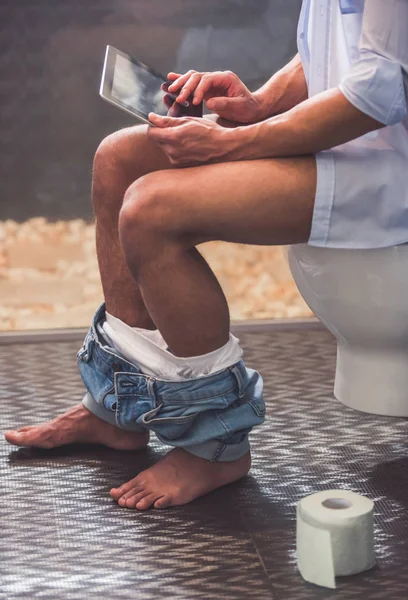 Afro-Américain dans les toilettes — Photo