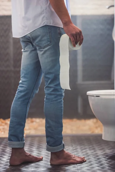 Afroamerikanischer Mann in Toilette — Stockfoto
