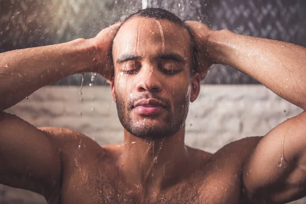 Afro americano uomo prendendo doccia — Foto Stock