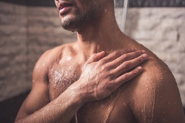 Afro amerikansk man tar dusch — Stockfoto