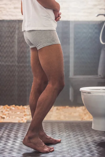 Afro-amerikan man i toalett — Stockfoto