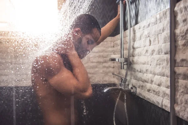 Afro hombre americano tomando ducha — Foto de Stock