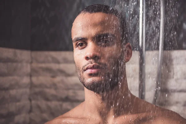 Afro hombre americano tomando ducha —  Fotos de Stock