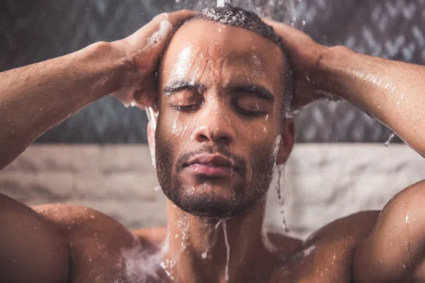Afro americano uomo prendendo doccia — Foto Stock