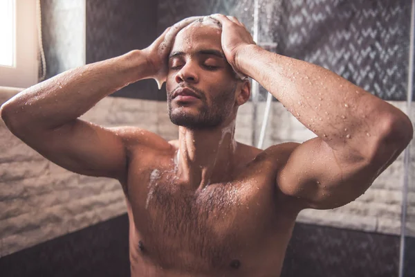 Afro hombre americano tomando ducha —  Fotos de Stock