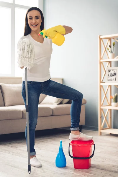 Mooie vrouw schoonmaken — Stockfoto