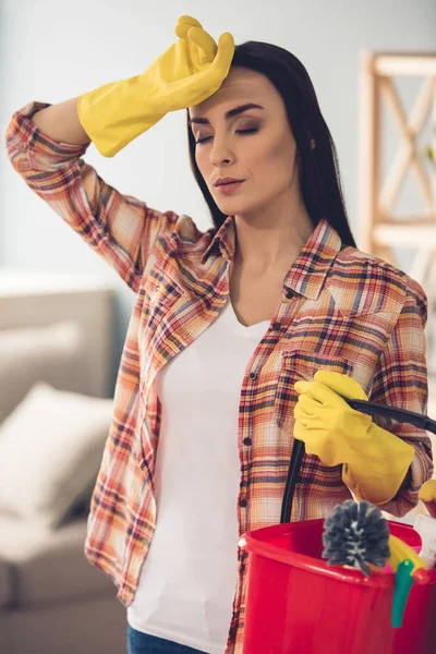 Schöne Frau putzt — Stockfoto