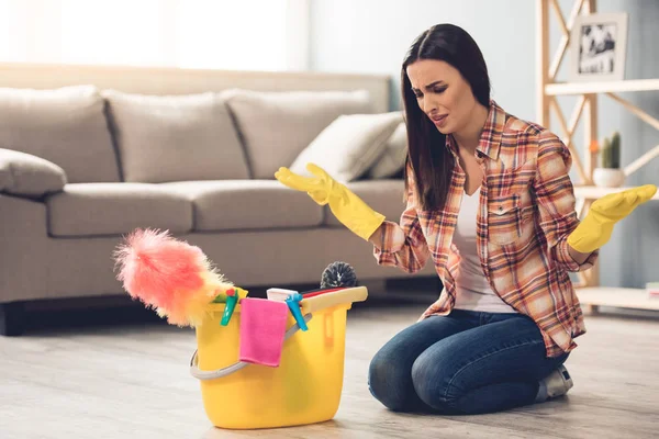 Schöne Frau putzt — Stockfoto