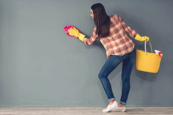 Schöne Frau putzt — Stockfoto